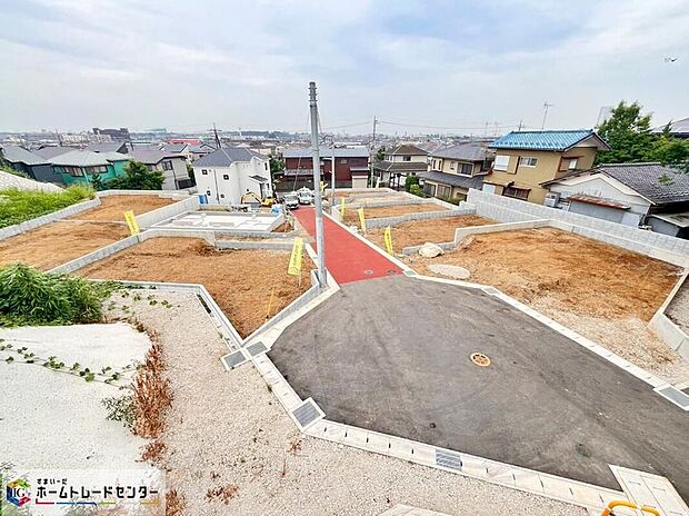 【前面道路含む現地写真】前面道路幅は住人以外の車の進入が少なく雨の日でも車の走行音が気になりません♪スーパーや小学校など徒歩8分圏内の好立地!小さなお子様がいらっしゃるご家族にもおすすめです。