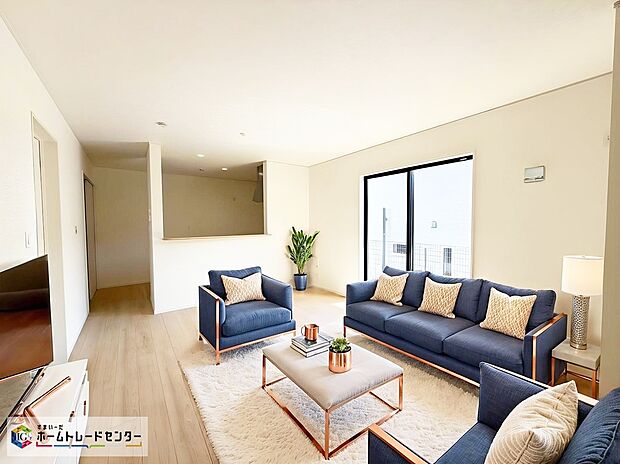 【リビング】≪Living room≫1号棟
広々としたLDKに、自分好みのインテリアでレイアウト。季節ごとに模様替えなども、楽しみの一つとなりそうです。