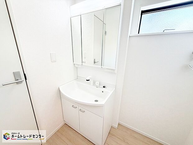 【洗面脱衣室】≪Powder room≫1号棟
女性にはうれしい3面鏡化粧台。鏡の裏が収納になっている機能的なタイプです。
