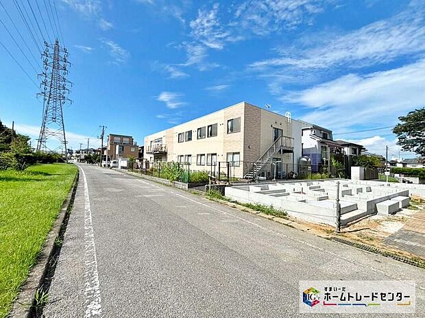 【前面道路含む現地写真】一戸建ての大きなメリットは「自分の土地」を自由に使えること。好きなペットが飼えるほか、ガーデニングやＤＩＹ、車やバイクの手入れなど様々な趣味を楽しめます♪
