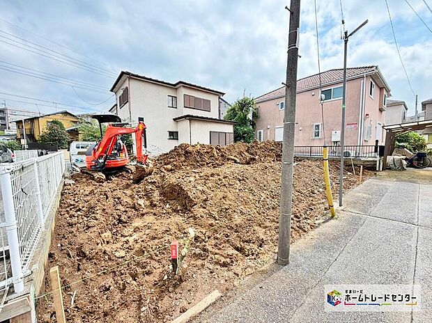 【前面道路含む現地写真】南からの陽光たっぷり降りそそぐ明るいお住まいです。どのお部屋も、採光良好な風通しの良い快適な空間となっております。