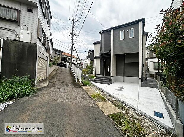 【前面道路含む現地写真】一戸建ての大きなメリットは、「自分の土地」を自由に使えること。好きなペットが飼えるほか、ガーデニングやDIY、車やバイクの手入れなど様々な趣味を楽しめます♪