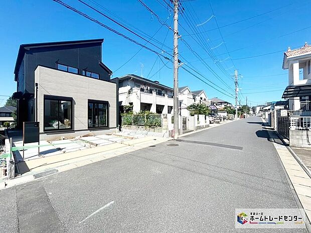【前面道路含む現地写真】前道が6mあるので、車庫入れが苦手な方でも安心して入れられます。周辺は交通量の少ない生活道路なので小さなお子様がいても安心です