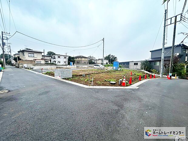 【現地外観写真】各棟、個性を持たせたカラーバリエーション。きっと、お好みのお住まいが見つかります。生活するだけの家ではなく「日々を楽しむ暮らし」を♪