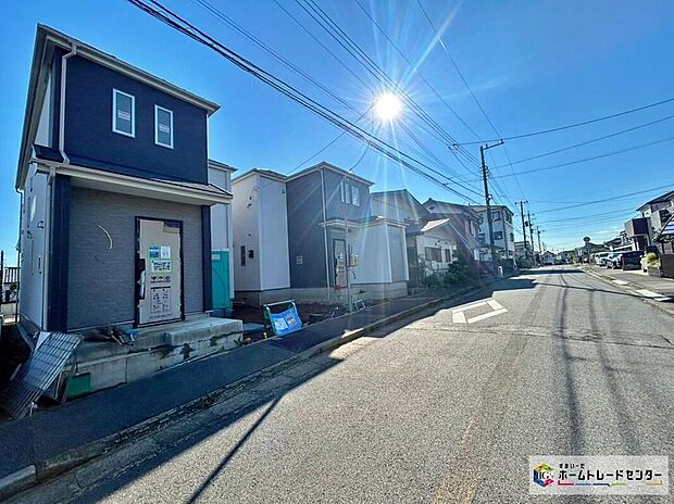 【前面道路含む現地写真】一戸建ての大きなメリットは、「自分の土地」を自由に使えること。好きなペットが飼えるほか、ガーデニングやDIY、車やバイクの手入れなど様々な趣味を楽しめます♪
