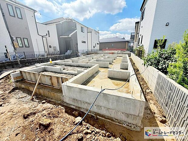 【現地写真】一戸建ての大きなメリットは、「自分の土地」を自由に使えること。好きなペットが飼えるほか、ガーデニングやDIY、車やバイクの手入れなど様々な趣味を楽しめます♪