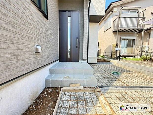 【玄関】【B号棟】家の第一印象は玄関で決まるくらい重要な場所。玄関は家の顔といわれますが我が家のセンスをさりげなく感じさせる魅力ある玄関造りも楽しみの一つ♪


