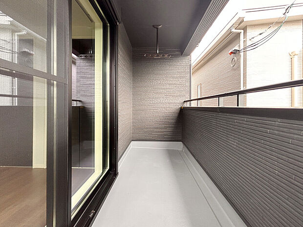 【バルコニー】施工例　日当たりが良く、開放感があります。洗濯物やお布団が干しやすいのが魅力です。