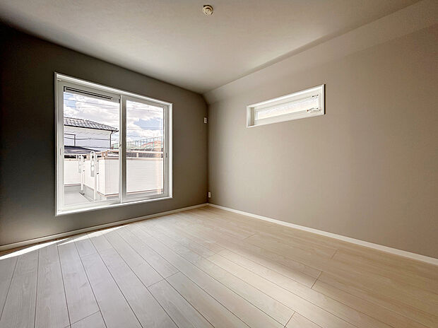 【主寝室2】バルコニーに面しているので明るい＆風通しが良い。