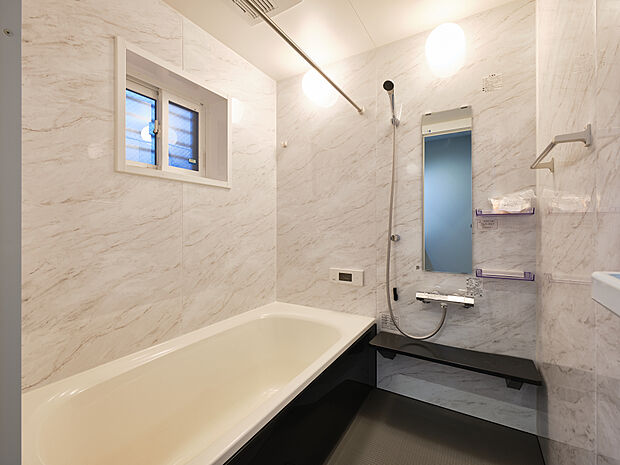 【浴室】ゆったり脚を伸ばせる浴槽で癒しの時間を。浴室乾燥機付きでお洗濯に困りません。小窓があり湿気対策もできます。