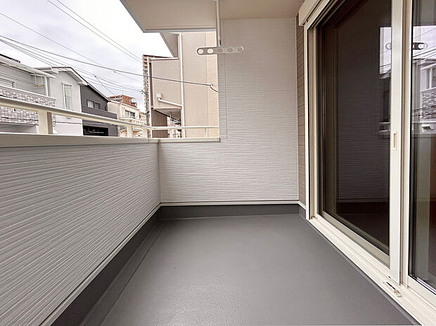 【2F バルコニー】日当たりが良く、開放感があります。洗濯物やお布団が干しやすいのが魅力です。3Fにもバルコニーあり。