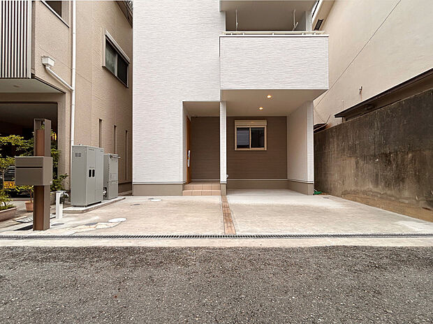 【駐車スペース】大切なお車を守るビルトインガレージ。