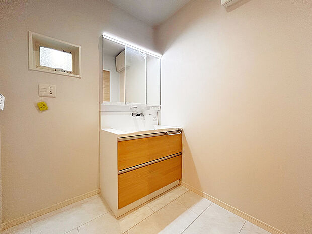 【化粧洗面台】三面鏡裏収納など収納スペースが充実したシャワー水栓付き洗面化粧台です。