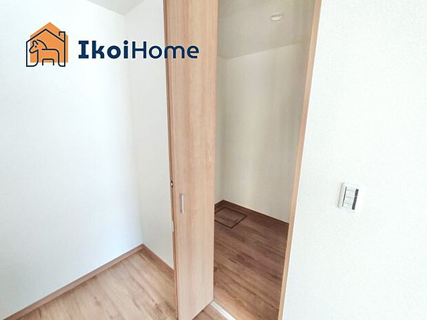 【ウォークインクローゼット】可動棚や枕棚、ハンガーパイプなどを自分の好みに合わせて自由につけることができ、衣類や装飾品、カバン、家電類等様々なものを収納できます。