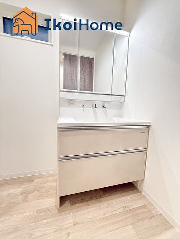 【洗面台】三面鏡で左右や後ろ髪のセットもしやすく、非常に便利です。また、鏡の後ろも収納ができるので、洗面周りもスッキリします。