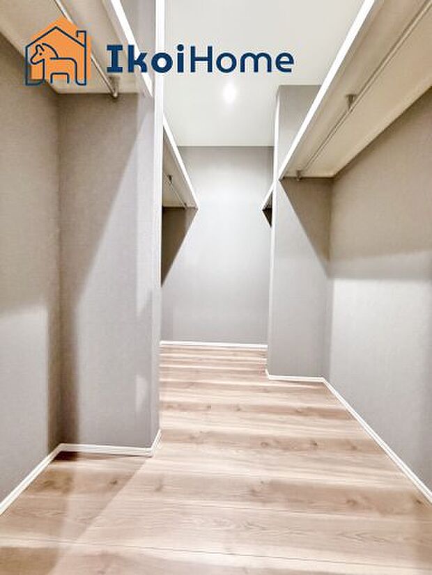 【ウォークインクローゼット】広いウォークインクローゼットはかさばりやすい衣類や大きな家電類も収納することができ、お部屋がスッキリとします。