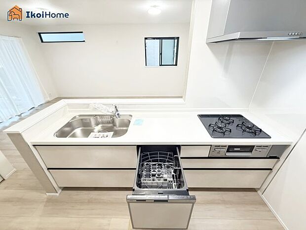 【キッチン】カウンターキッチンは開放的な雰囲気があり、リビングとダイニングが一体化した空間を作り出しています。