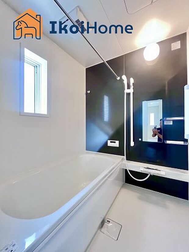 【浴室】一般的な畳2枚分の浴室の広さになっています。お子様と一緒に入っても狭くありません。