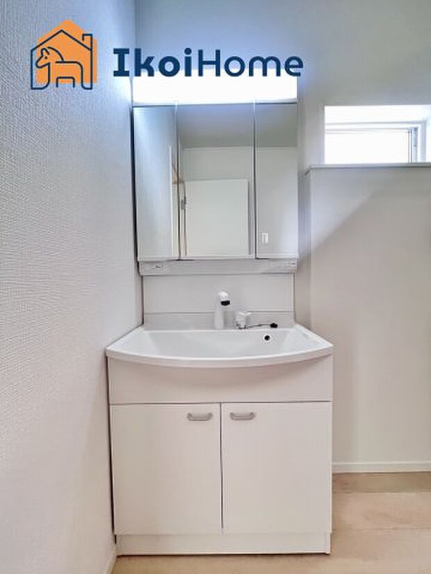 【洗面台】三面鏡で左右や後ろ髪のセットもしやすく、非常に便利です。また、鏡の後ろも収納ができるので、洗面周りもスッキリします。 