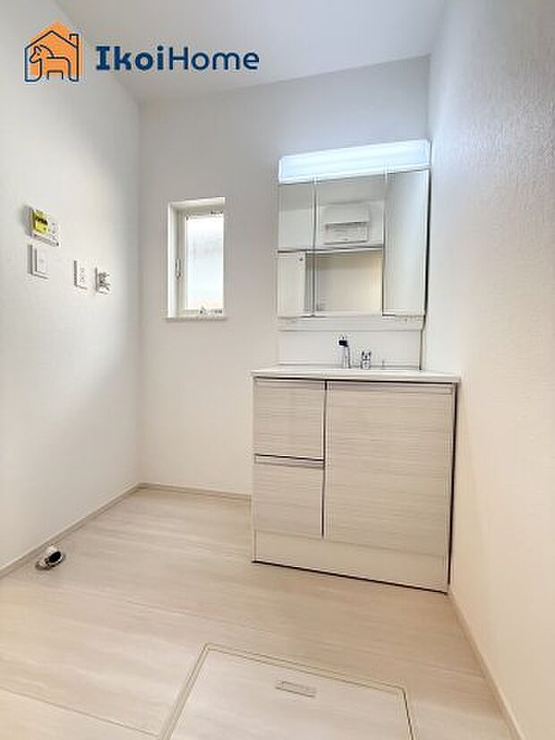 【洗面台】三面鏡で左右や後ろ髪のセットもしやすく、非常に便利です。また、鏡の後ろも収納ができるので、洗面周りもスッキリします。