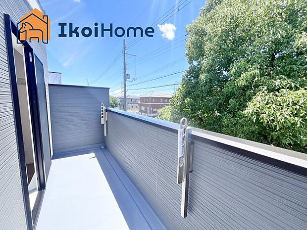 【バルコニー】ゆったりとしていて広いので、たくさんのお洗濯物を干せるだけでなく、お子様との遊びスペースとしても利用できます。 