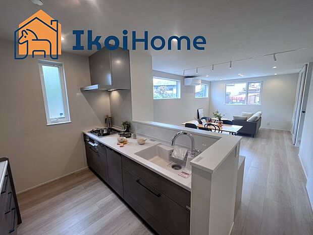 【キッチン】カウンターキッチンは開放的な雰囲気があり、リビングとダイニングが一体化した空間を作り出しています。