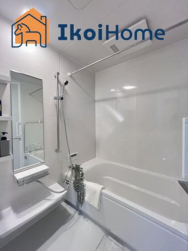 【お風呂】一般的な畳2枚分の浴室の広さになっています。お子様と一緒に入っても狭くありません。