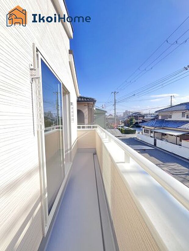 【バルコニー】日当たりも良く、周辺に建物もないため安心して干せるほか、しっかりと日に当てて乾かすことができるので気持ちがいいです。