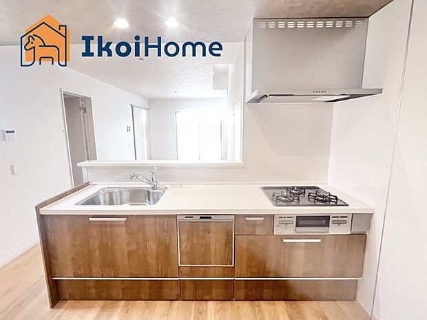 【キッチン】カウンターキッチンは開放的な雰囲気があり、リビングとダイニングが一体化した空間を作り出しています。