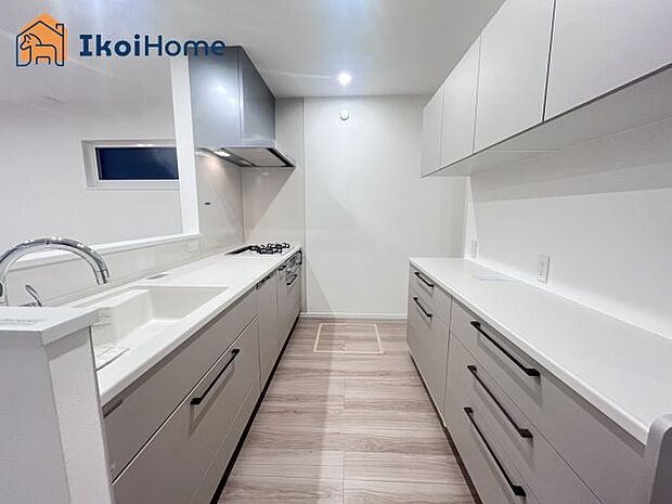 【キッチン】カウンターキッチンは開放的な雰囲気があり、リビングとダイニングが一体化した空間を作り出しています。