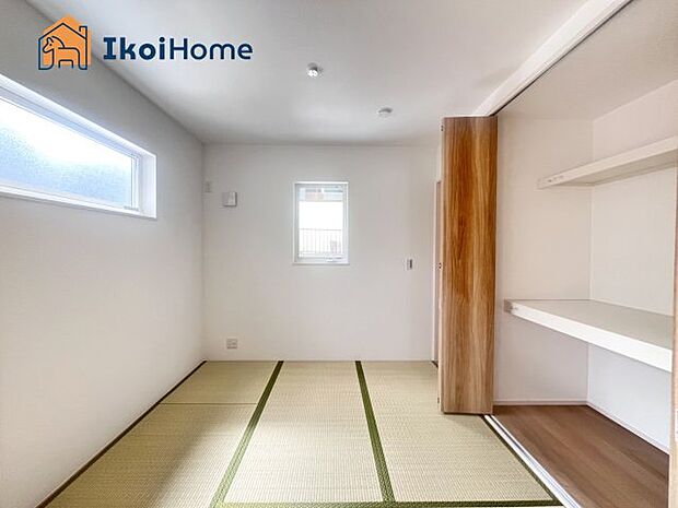 【畳コーナー】い草は梅雨時期や夏場はべたつきづらく、冬場は足元の冷たさを妨げる効果もあるほか、フローリングに比べて柔らかいので、お子様やお年寄りの方でも安心して過ごすことができます。