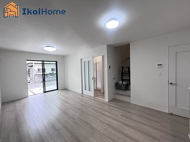 【居間・リビング】【ホームページに現地動画掲載中】●年中無休：当日予約可●リビングは長方形で家具を配置しやすい間取り！