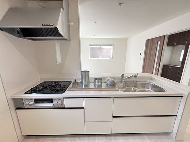 【コンロ】ガスコンロは高火力での調理も可能で、調理器具を選ばなくてもいいので便利です。