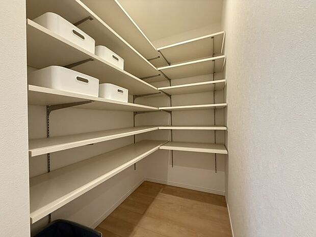 【バントリー】食品庫、調理家具等沢山収納できて、便利です。