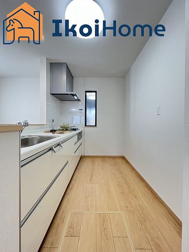 【キッチン】【ホームページに現地動画掲載中】●年中無休:当日予約可●キッチンと同色のカップボードの設置可能です!