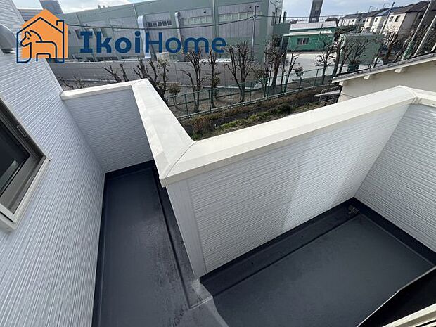 【バルコニー】施工例:日当たりも良く、周辺に建物もないため安心して干せるほか、しっかりと日に当てて乾かすことができるので気持ちがいいです。