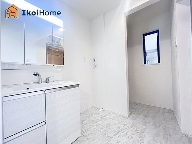 【洗面台】三面鏡で左右や後ろ髪のセットもしやすく、非常に便利です。また、鏡の後ろも収納ができるので、洗面周りもスッキリします。