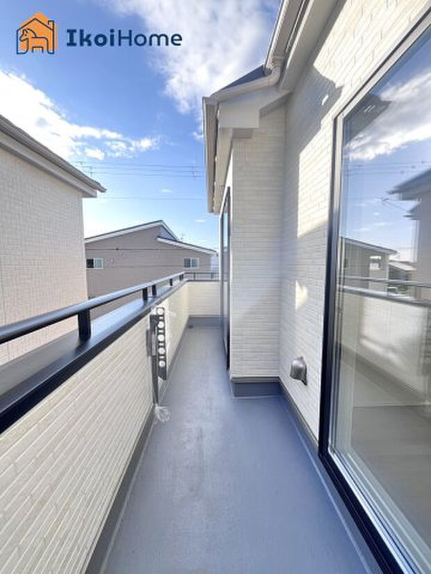 【バルコニー】屋根がないですがバルコニー屋根は約8万円から設置することも可能です。