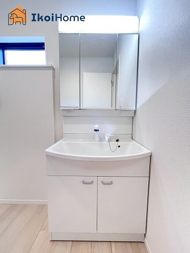 【洗面台】三面鏡で左右や後ろ髪のセットもしやすく、非常に便利です。また、鏡の後ろも収納ができるので、洗面周りもスッキリします。