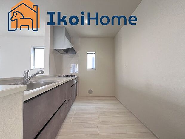 【キッチン】施工事例:カウンターキッチンは開放的な雰囲気があり、リビングとダイニングが一体化した空間を作り出しています。