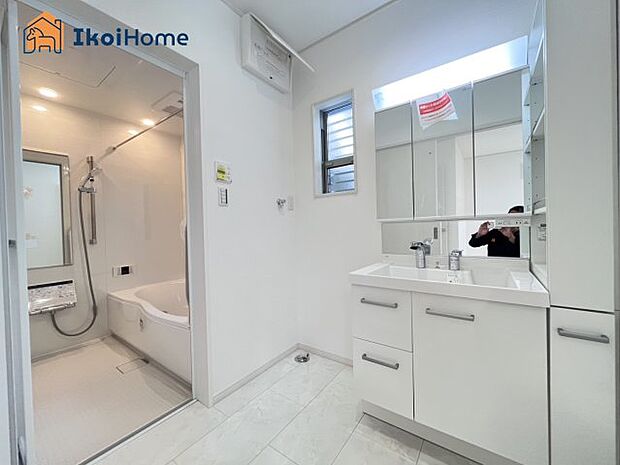 【洗面台】三面鏡で左右や後ろ髪のセットもしやすく、非常に便利です。また、鏡の後ろも収納ができるので、洗面周りもスッキリします。