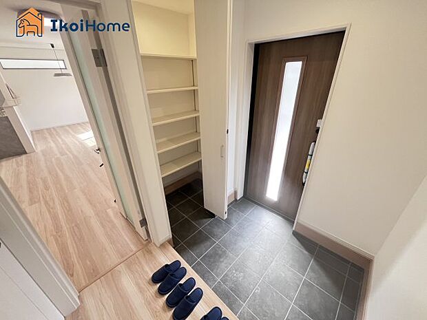 【シューズインクローゼット】収納できる場所が多く家族が多い方、靴を集めることが好きな方、いろいろな方が便利に使うことができます。