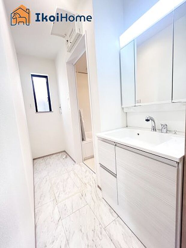 【洗面台】三面鏡で左右や後ろ髪のセットもしやすく、非常に便利です。また、鏡の後ろも収納ができるので、洗面周りもスッキリします。