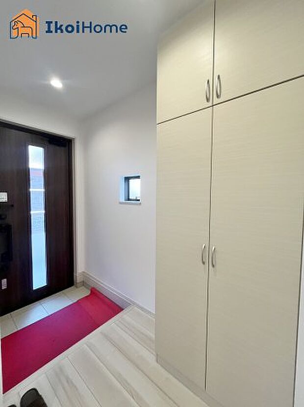 【シューズインクローゼット】施工事例：収納できる場所が多く家族が多い方、靴を集めることが好きな方、いろいろな方が便利に使うことができます。