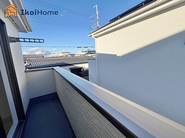 【バルコニー】施工事例：屋根がないですがバルコニー屋根は約8万円から設置することも可能です。