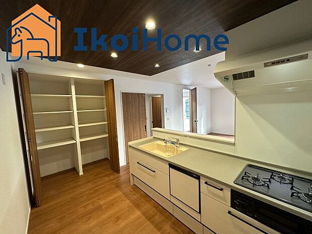 【キッチン】同社施工事例です●年中無休：当日予約可●シンクは傷や汚れが付きにくく音を大幅に軽減する静音仕様