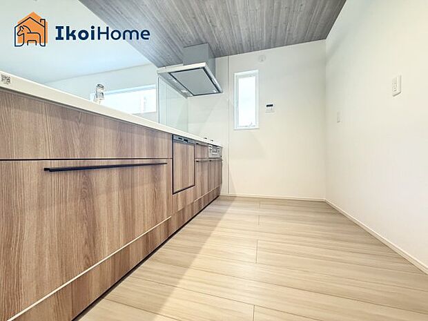 【キッチン】施工事例：家族や来客があってもお話をしながら料理を楽しくことができたり、数人でお料理する際にもキッチンが広いため作業がしやすいです。