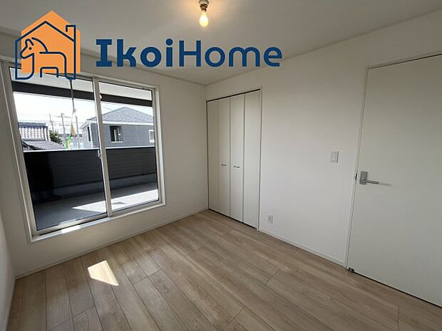 【クローゼット】◆同社施工例◆クローゼットはかさばりやすい衣類や大きな家電類も収納することができ、お部屋がスッキリとします。