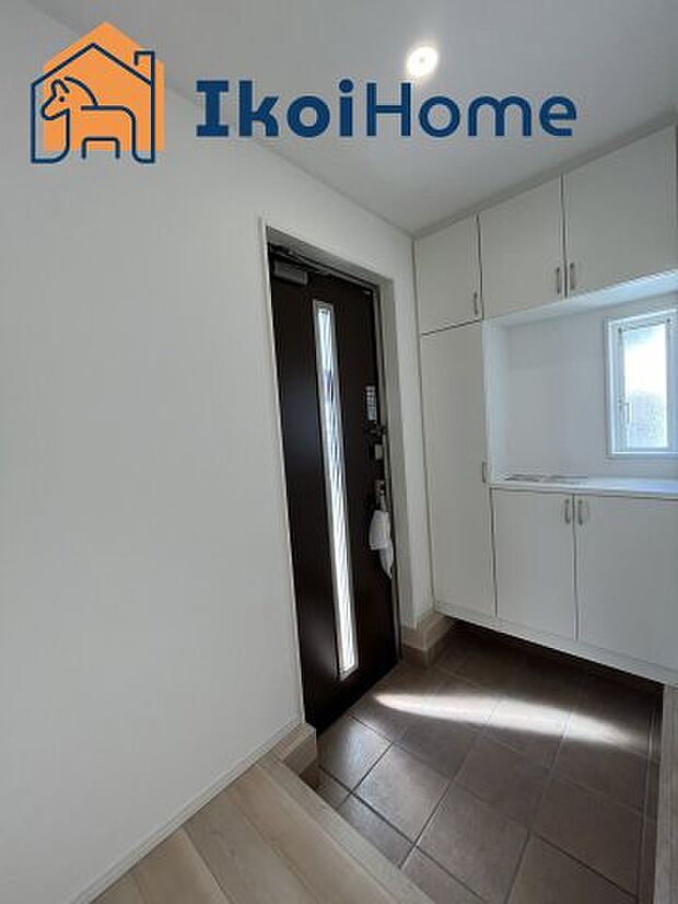 【シューズクローゼット】◆同社施工例◆収納できる場所が多く家族が多い方、靴を集めることが好きな方、いろいろな方が便利に使うことができます。