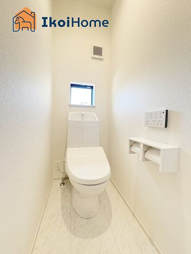 【トイレ】トイレには温水洗浄便座機能付きで、冬も便座が冷たくないので腰冷えを避けられます。